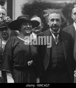 Físico Albert Einstein y su segunda esposa, Elsa Lowenthal, en la Casa Blanca. Estaban como invitados del Presidente Warren Harding. El 25 de abril de 1921. (BSLOC 2015 15 36). Foto de stock