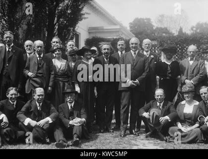Grupo de la Casa Blanca con el físico Albert Einstein y el presidente Warren Harding. La segunda esposa de Einstein, Elsa Lowenthal, está junto a su marido, 25 de abril de 1921. (BSLOC 2015 15 34) Foto de stock