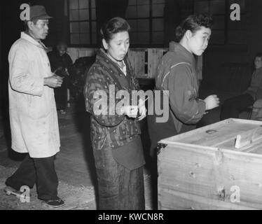 Las mujeres japonesas emitieron sus votos en un lugar de votación en Tokio, 10 de abril de 1946. Están votando por los miembros de la cámara baja de la Dieta japonesa. - (BSLOC 2014 15 133)