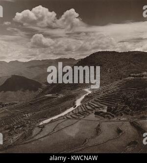 Campos de terrazas y calzada en una región montañosa de la provincia de Yunnan en China. Un vehículo militar de unidades en la distancia. 1946 foto por Arthur Rothstein. - (BSLOC 2014 15 146) Foto de stock