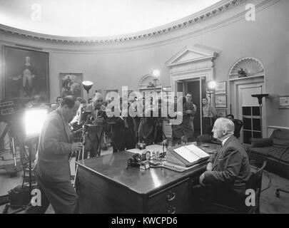 El presidente Harry Truman antes una dirección de radio y televisión sobre desarme. El 7 de noviembre, 1951. - (BSLOC 2014 15 81) Foto de stock