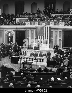 El presidente Calvin Coolidge entregando su primer Mensaje al Congreso el 6 de diciembre de 1923. Asumió la Presidencia tras la muerte de Warren Harding, el 2 de agosto de 1923. (BSLOC 2015 16 23). Foto de stock