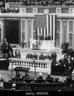 El presidente Calvin Coolidge entregando su primer Mensaje al Congreso el 6 de diciembre de 1923. Asumió la Presidencia tras la muerte de Warren Harding, el 2 de agosto de 1923. (BSLOC 2015 16 251) Foto de stock