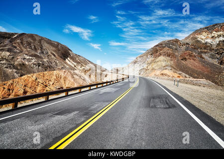 Vacíe la autopista desierta en el terreno montañoso, el concepto de viaje, USA. Foto de stock