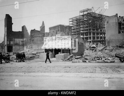 Una nueva tienda de zapatos en 822 Market St. está abierta para los  negocios en San Francisco en 1906. En el fondo de un bastidor de acero  edificio está en construcción en medio de las ruinas de Machu Picchu desde  el 18 de abril, el terremoto de San 