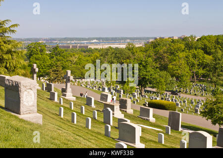 El Cementerio Nacional de Arlington es un cementerio militar de los Estados Unidos en el Condado de Arlington, Virginia, al otro lado del Río Potomac desde Washington, D.C. Foto de stock