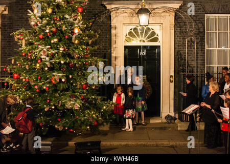 Londres, Reino Unido. El 6 de diciembre de 2017. El Primer Ministro Teresa Mayo asiste a la iluminación del árbol de Navidad de Downing Street con la capital Artes coro. El Foto de stock