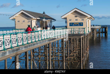 Penarth Pier en un frío día de invierno de diciembre de Gales del Sur Foto de stock