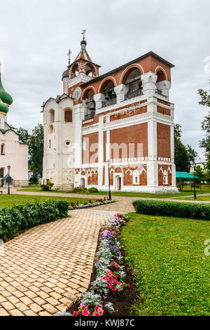 Catedral de la Transfiguración del Salvador campanario en el monasterio de San Eufemio en un día nublado. Suzdal, Rusia. Foto de stock