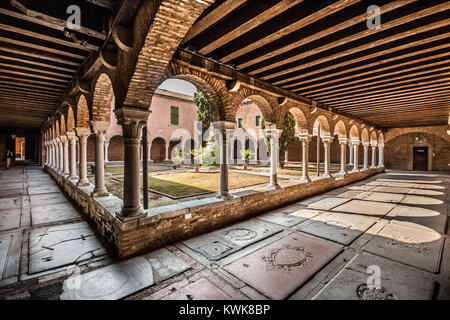 El patio interior de la Iglesia de San Francesco della Vigna con lápidas de antiguos monjes, Venecia, Italia Foto de stock