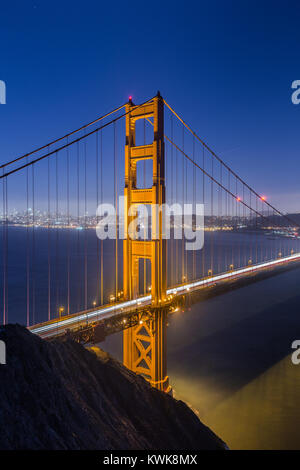 Classic vista vertical del famoso puente Golden Gate, visto desde el punto de vista de Spencer de la batería en el crepúsculo del atardecer hermoso post durante la hora azul al atardecer en s Foto de stock