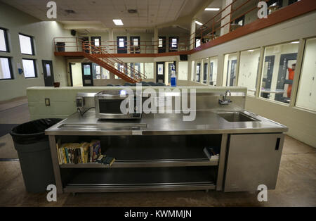 https://l450v.alamy.com/450ves/kwmmjn/davenport-iowa-ee-uu-15-sep-2017-una-cocina-pequena-estacion-es-visto-en-la-unidad-de-admision-en-la-carcel-del-condado-de-scott-en-davenport-el-viernes-15-de-septiembre-de-2017-con-casi-1-millon-de-dolares-sobrantes-de-la-nueva-scott-co-patrulla-del-sheriff-sheriff-sede-tim-lane-quiere-tomar-ese-dinero-y-realizar-algunas-mejoras-en-la-carcel-es-decir-anadiendo-algun-tipo-de-divisores-en-la-admision-especial-y-unidades-especiales-de-manejo-donde-los-reclusos-con-problemas-de-conducta-estan-alojados-la-separacion-entre-reclusos-permitiria-a-la-carcel-para-ser-utilizado-mas-plenamente-a-la-capacidad-en-lugar-de-trasladarlas-a-diferentes-j-kwmmjn.jpg