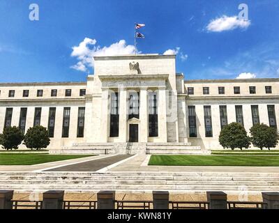 La fachada del edificio S Marriner Eccles de la Reserva Federal de Estados Unidos, la agencia del gobierno federal responsable de definir la política monetaria de los Estados Unidos, así como la determinación de las tasas de interés, Washington, DC, 24 de julio de 2017. Foto de stock
