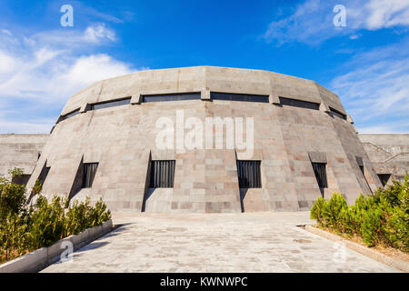 Museo del Genocidio Armenio Instituto Tsitsernakaberd en Ereván, Armenia Foto de stock