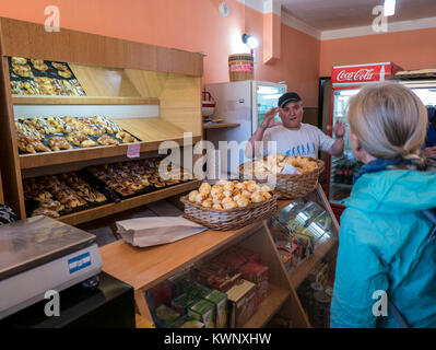 Viajeros en el Bakery & Cafe; El Chaltén; Chile