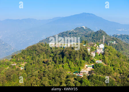 Pelling vista aérea panorámica. Pelling es una ciudad en el distrito oeste de Sikkim, India Foto de stock