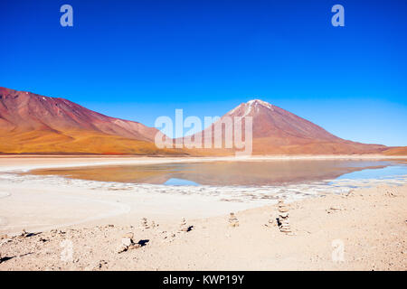 El volcán Licancabur y Laguna Verde (Green Lake) en el Altiplano, Bolivia Foto de stock