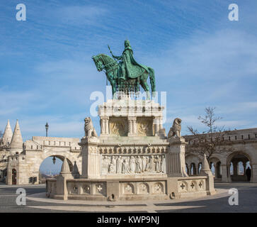 Estatua de bronce de San Esteban, el húngaro Szent Istvan, cerca del Bastión de Pescadores en el corazón del distrito del castillo de Buda, en Budapest, Hungría. Foto de stock