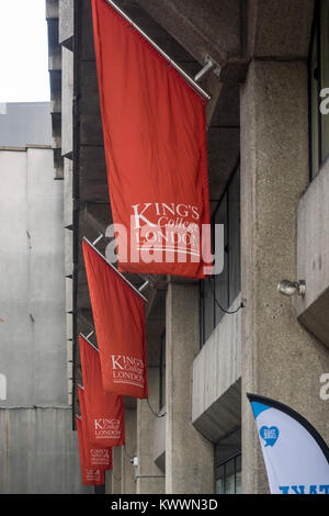 LONDRES, Reino Unido - 01 DE NOVIEMBRE de 2017: Banderas fuera del campus Strand de King's College Foto de stock