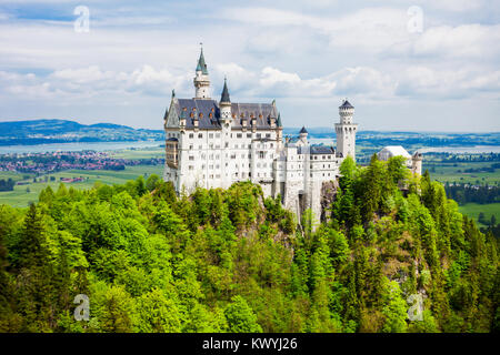 Schloss Neuschwanstein o nueva Swanstone Castillo es un renacimiento románico Palacio de Hohenschwangau aldea cerca de Fussen en Baviera, Alemania. Neusch