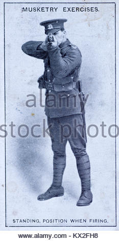 Las señales de campo Musketry - Ejercicios - posición de pie al disparar Foto de stock