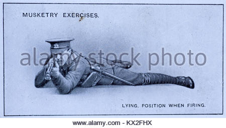 Las señales de campo Musketry - Ejercicios - posición de acostado al disparar Foto de stock
