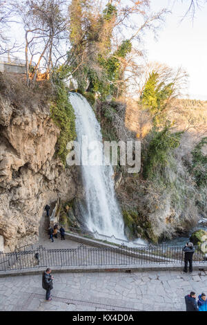 Gente disfrutando de la fuerza de la cascada de 70 metros de altura en Edessa ,Grecia. Las cascadas de Edesa son más altos que en Grecia. Foto de stock