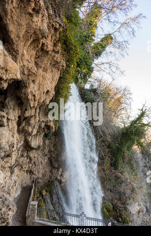 Gente disfrutando de la fuerza de la cascada de 70 metros de altura en Edessa ,Grecia. Las cascadas de Edesa son más altos que en Grecia. Foto de stock