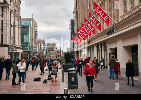 Calle de compras en Glasgow con venta las banderas que indican reducciones de precio alto.
