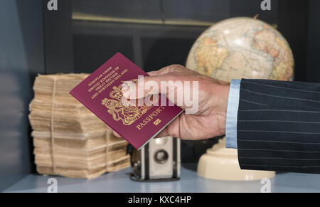 Ciudadano del Reino Unido con el pasaporte y el globo terráqueo con cámara