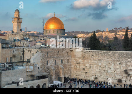 Muro de las Lamentaciones y la cúpula dorada de la roca en la Ciudad Vieja de Jerusalén, Israel.