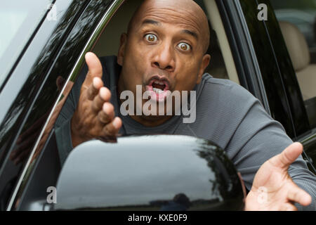 Hombre afroamericano conduciendo enfadado. Foto de stock
