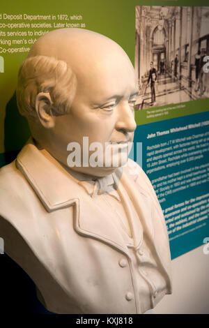 Reino Unido, Greater Manchester, Rochdale, Sapo Lane, Rochdale pioneros de la sociedad museo, busto de John Whitehead Thomas Mitchell, que murió en 1895 Presidente de la Foto de stock