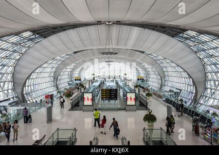 BANGKOK, TAILANDIA - Octubre 15, 2014: el diseño futurista del aeropuerto internacional de Suvarnabhumi de Bangkok, Tailandia.