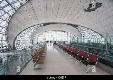 BANGKOK, TAILANDIA - Octubre 15, 2014: el diseño futurista del aeropuerto internacional de Suvarnabhumi de Bangkok, Tailandia.