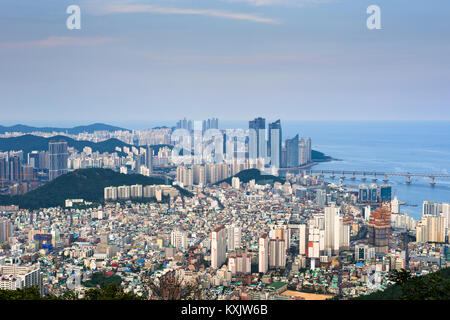 El horizonte de la ciudad de Busan. Provincia de Yeongnam, Corea del Sur. Foto de stock