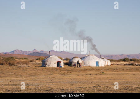 Gers Mongoles humo chimenea tradicional familia comunidad rural país vida lateral
