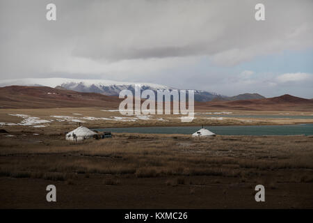 Mongolia gers invierno Lago montañas nevadas praderas nubladas estepas mongolas