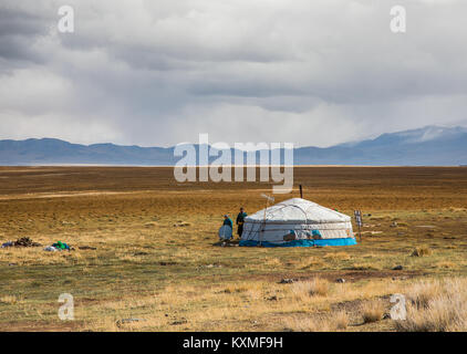 Familia Rural Mongolia ger padre y kid estepas llanuras de pastizales día nublado