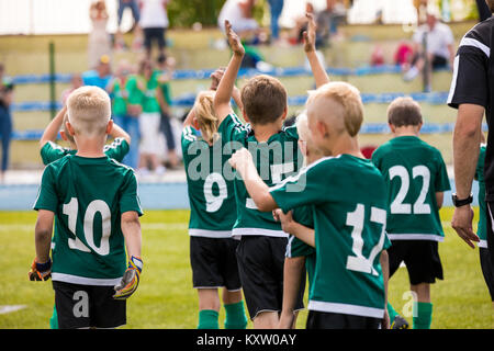 Los niños celebrando la victoria de fútbol. Los muchachos celebrando el juego de fútbol ganar. Grupo de jugadores de fútbol feliz después del partido final. Los niños celebrando el fútbol Fo