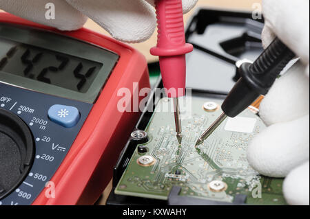 Electricista utilizando el multímetro digital para comprobar la unidad de  disco duro Fotografía de stock - Alamy