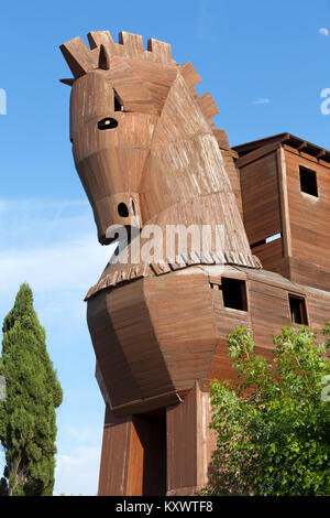 Réplica De Cavalo De Troia No Sítio Arqueológico De Troia Na Turquia De  Canakkale Fotografia Editorial - Imagem de turismo, filme: 232299477