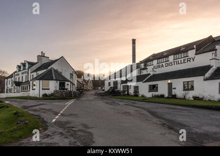 Fuera de destilería de whisky de Jura y Jura Hotel, Craighouse, Isle of Jura, Escocia Foto de stock