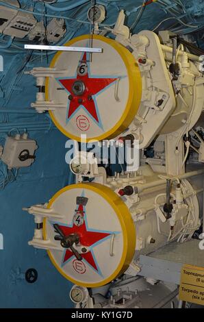 Tubos de torpedo 4&6 en la antigua armada soviética submarino clase FOXTROT B-440 Foto de stock