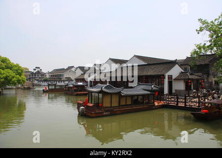 El barco en el canal de Suzhou y el casco antiguo de la ciudad. Los viajes en la ciudad de Suzhou, China en 2009 Abril 17th. Foto de stock