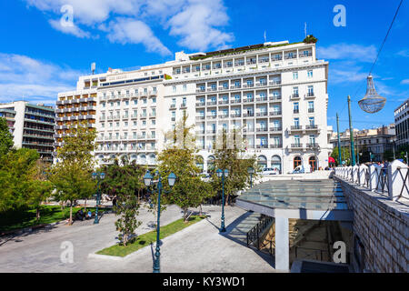 Atenas, Grecia - Octubre 19, 2016: Hotel Grande Bretagne, King George y Atenas Plaza Hotel al lado norte de la Plaza Syntagma, a lo largo de King Geor Foto de stock