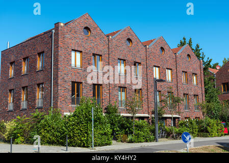 Hilera de casas hechas de ladrillo rojo visto en Berlín, Alemania Foto de stock