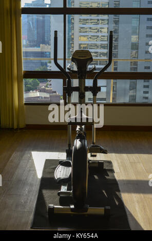 una sala de gimnasio en casa con espejos en la pared y una bicicleta  estática en el centro de la habitación está vacía Fotografía de stock -  Alamy