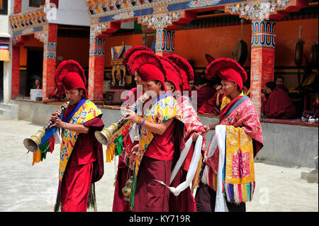 Los monjes budistas soplando cuernos durante el festival religioso. Lamayuru gompa, Ladakh, Jammu y Cachemira, la India. © Antonio Ciufo Foto de stock