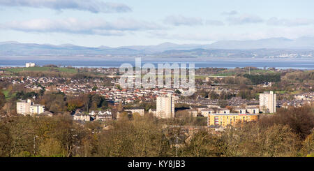 Lancaster, Inglaterra, Reino Unido - 12 de noviembre de 2017: La ciudad de Lancaster, con la bahía de Morecambe, y las montañas de Lake District, visto desde atrás Foto de stock